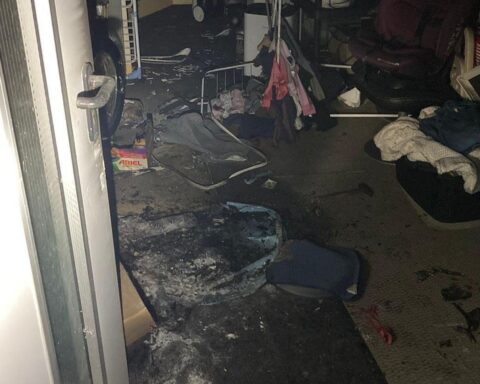 Feuerwehr Datteln löscht Kamin- und Kellerbrand, niemand verletzt, schnelle Reaktion der Einsatzkräfte.