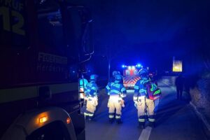 Feuerwehrkräfte untersuchen Wohnhäuser, auf der Suche nach der Ursache einer Geruchsbelästigung.