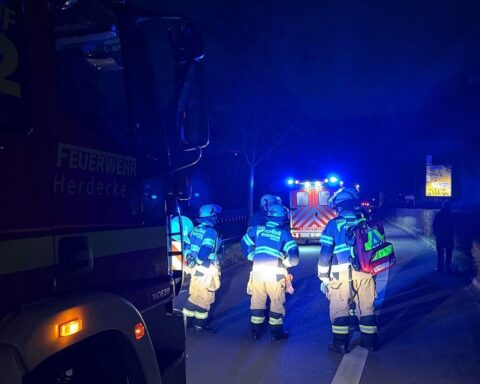 Feuerwehrkräfte untersuchen Wohnhäuser, auf der Suche nach der Ursache einer Geruchsbelästigung.