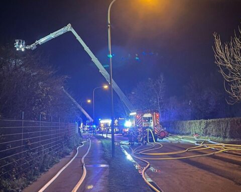 Feuerwehr beim Großbrand in Krefeld, Einsatzkräfte bei Nachlöscharbeiten, Alarmstufe hoch.