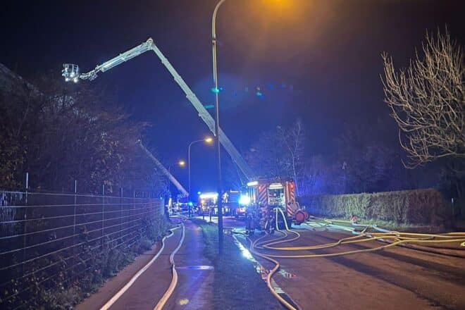 Feuerwehr Xanten rückt zu Großbrand in Krefeld und Kampfmittelsprengung aus