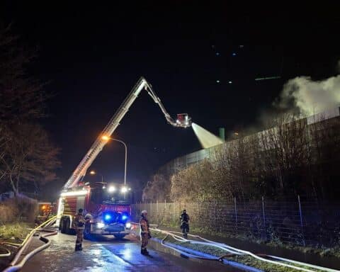 Freiwillige Feuerwehr im Einsatz bei Großbrand im Krefelder Hafen, Löschmaßnahmen und Zusammenarbeit.