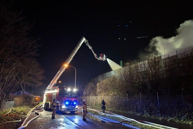 Feuerwehr aus Alpen unterstützt Löscharbeiten nach Großbrand im Krefelder Hafen
