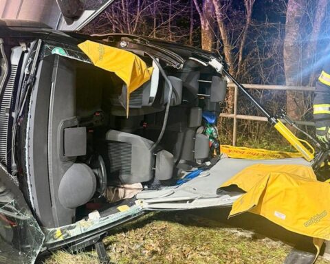 Ein Fahrzeug mit abgeworfenen Dach, Feuerwehr im Einsatz bei einem Unfall.
