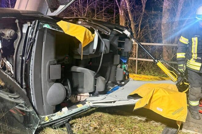 Feuerwehr befreit Frau nach Unfall auf Landstraße bei Eppstein