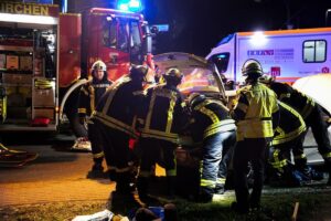 Einsatzkräfte retten schwerverletzte Frau aus Autowrack nach Verkehrsunfall in Neunkirchen.