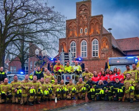 Gruppenfoto von Feuerwehr und Hilfsorganisationen, bereit für einen sicheren Jahreswechsel in Wildeshausen.