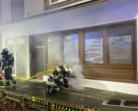 Feuerwehr im Einsatz: Löschangriff gegen Rauchentwicklung im Wohn- und Geschäftshaus in Wetter.