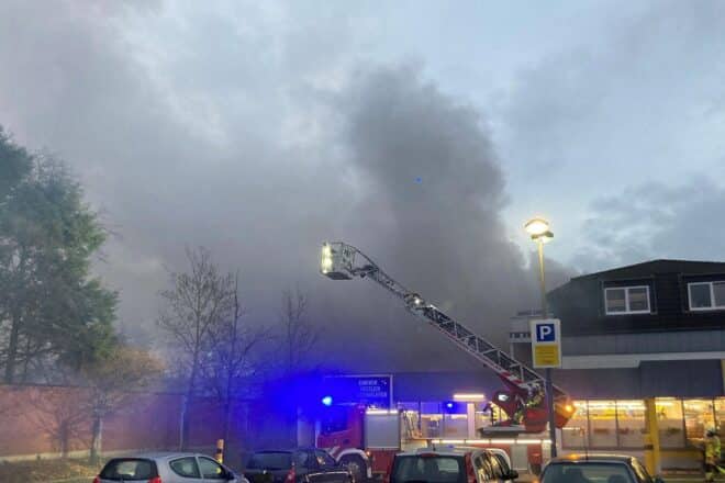 Feuerwehr löscht Bürobrand in Gladbeck