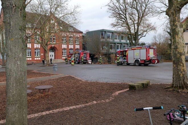 Feuerwehr löscht Kleinbrand in Dortmunder Grundschule