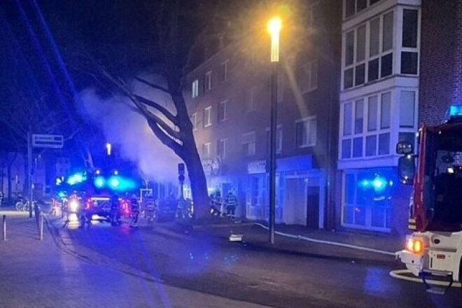Feuerwehr löscht Restaurantbrand in Gelsenkirchen