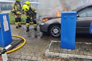 Opel brennt in Detmold auf Leopoldstraße. Feuerwehr löscht Brand, Straße komplett gesperrt.