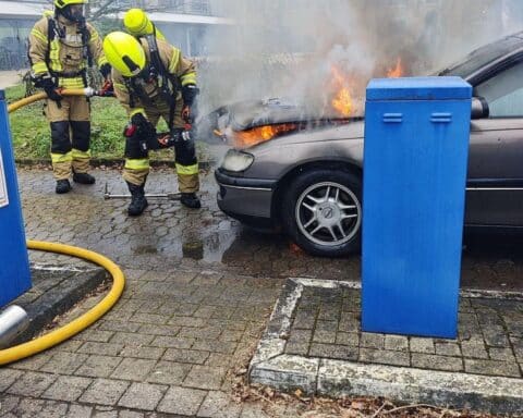 Opel brennt in Detmold auf Leopoldstraße. Feuerwehr löscht Brand, Straße komplett gesperrt.