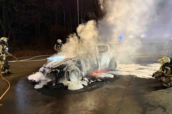 Feuerwehr löscht brennenden Pkw auf Rastplatz an der A3