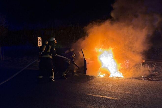Feuerwehr löscht brennenden Pkw in Bergen