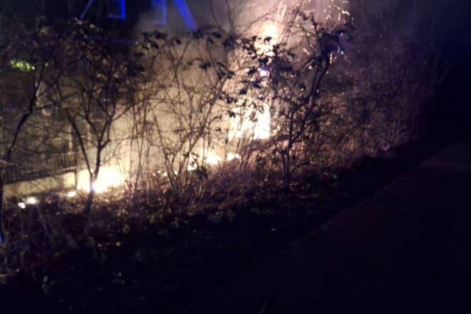 Feuerwehr löscht nächtlichen Heckenbrand am Gymnasium Sottrum