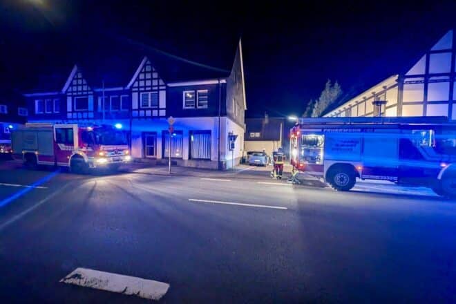 Feuerwehr löscht nächtlichen Wohnungsbrand in Elspe