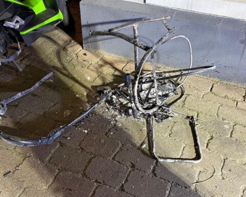 Feuerwehr rettet 13 Personen und zwei Hunde aus verrauchtem historischen Bahnhofsgebäude.