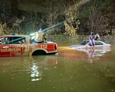 Feuerwehr rettet Personen aus überflutetem Fahrzeug mit geländefähigem Pickup in Essen.