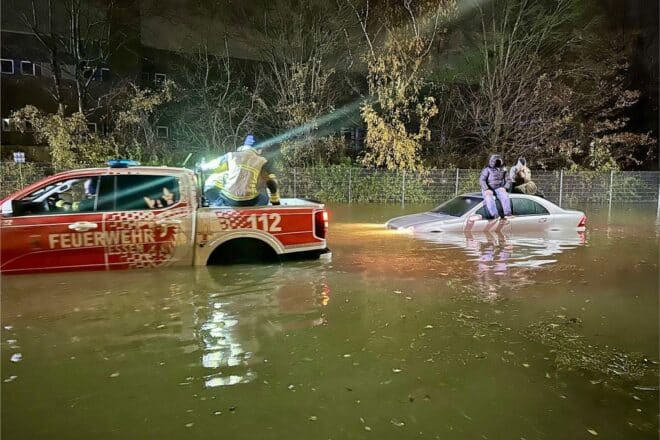 Feuerwehr rettet Insassen aus überfluteter Limousine in Essen