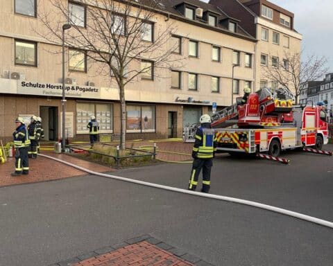 Feuerwehr im Einsatz, evakuierte Bewohner, Rauchentwicklung nach Zimmerbrand in Dinslaken.