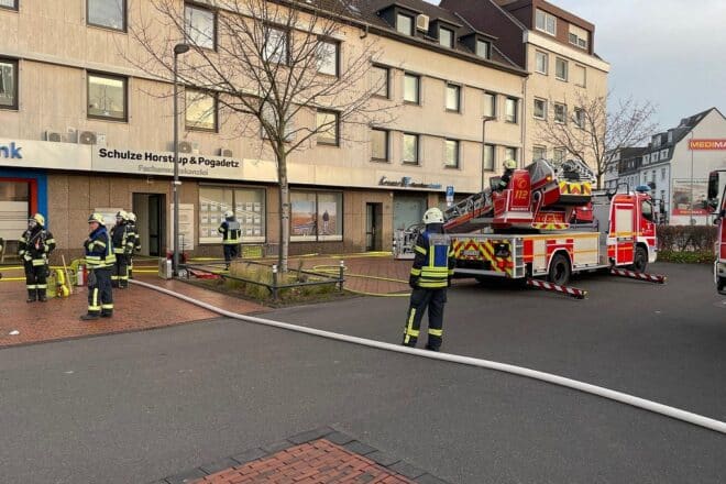 Feuerwehr rettet acht Personen aus verrauchtem Wohnhaus in Dinslaken