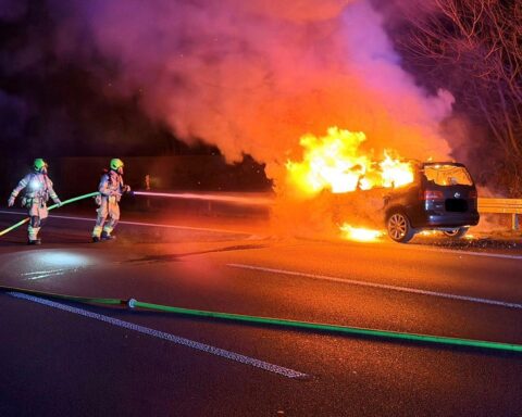 Feuerwehr im Einsatz: Brand in Wohnung und Fahrzeugbrand auf Autobahn in Ratingen.