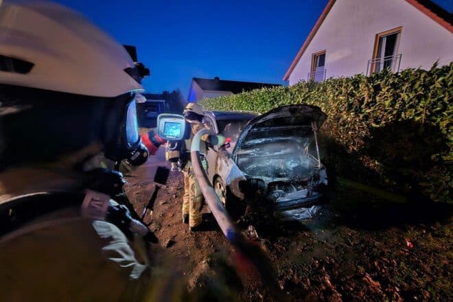 Feuerwehr verhindert Brandausbreitung auf Wohnhaus in Arpke