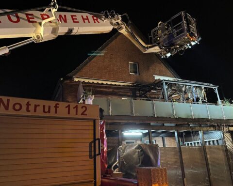Feuerwehr löscht gefährlichen Brand einer Balkonüberdachung in Tönisvorst unter quälenden Bedingungen.