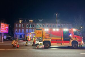 Brand von Müllcontainern in Paderborn, Feuerwehr im Einsatz, starke Flammen und Rauchentwicklung.