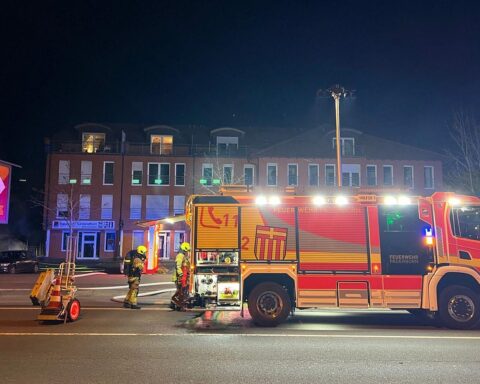 Brand von Müllcontainern in Paderborn, Feuerwehr im Einsatz, starke Flammen und Rauchentwicklung.