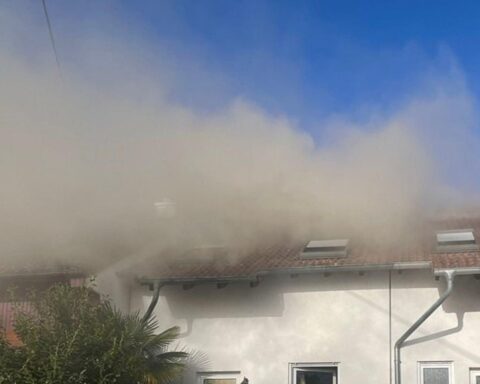 Brand zerstört Haus in Altdorf, Feuerwehr kämpft gegen Flammen, Anwohner sollen Fenster geschlossen halten.