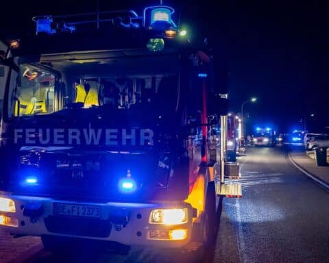 Brand an Wohnhaus in Finnentrop-Heggen, Feuerwehr im Einsatz, Rauch und Verletzte.