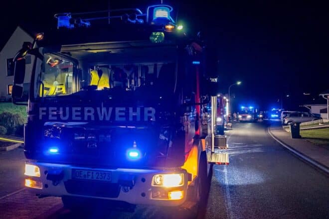 Feuerwehrmann verletzt sich bei Einsatz nach Mülltonnenbrand in Finnentrop