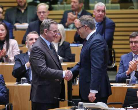 Bodo Ramelow und Mario Voigt diskutieren politische Zusammenarbeit zwischen CDU und Linkspartei in Ostdeutschland.
