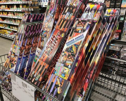 Grafik mit Feuerwerksverkäufen und Umfrageergebnissen zum Verbot von Silvester-Feuerwerk in Deutschland.