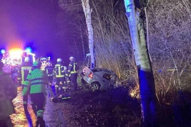 Frau stirbt bei Verkehrsunfall auf regennasser Straße in Neuenkirchen
