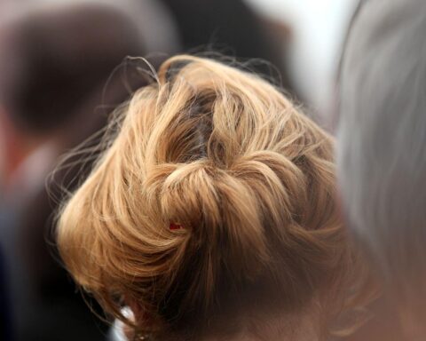 Eine besorgte Frau am Telefon, symbolisiert Hilfsbedarf und die Herausforderungen in Frauenhäusern.