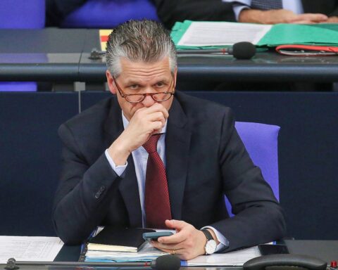 Thorsten Frei im Gespräch, reflektiert über direkte Gespräche mit Wladimir Putin und Diplomatie.