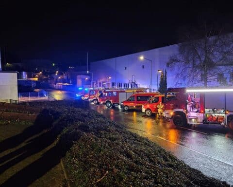Einsatzfahrzeuge der Feuerwehr bei einem Brand in Ennepetal, Einsatzkräfte in aktiver Handlung.