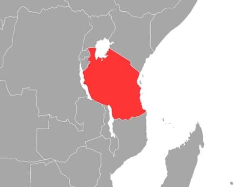 Rettungshubschrauber stürzt am Kilimandscharo ab, tragischer Unfall mit mehreren Opfern.