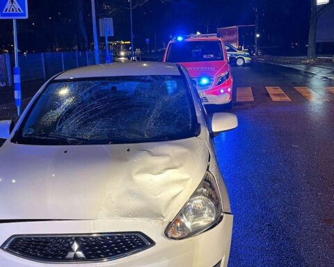 Schwerer Verkehrsunfall in Oberhausen: Autofahrer kollidiert mit Fußgänger auf Straße.