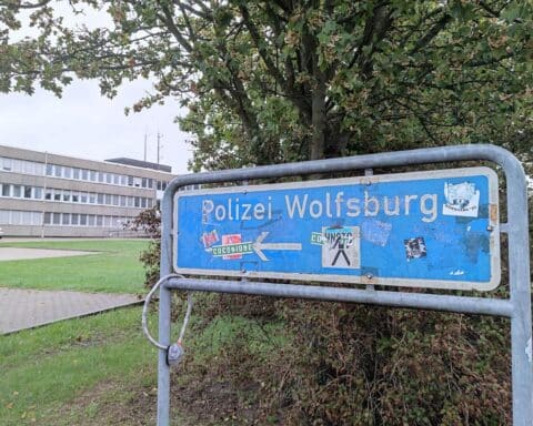 Unfallstelle in Wolfsburg: Verletzte Fußgängerin, Polizei vor Ort, Rettungswagen im Einsatz.