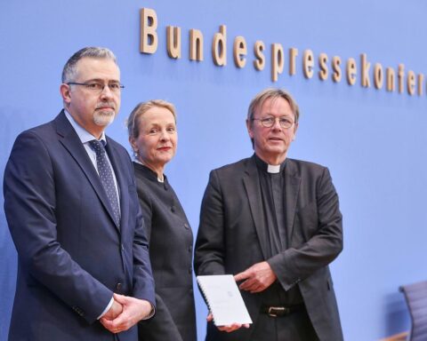 Kritische Pressekonferenz zur Rüstungsexportpolitik: Experten diskutieren Menschenrechte und internationale Sicherheit.