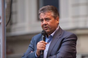 Sigmar Gabriel betont europäische Stärke in Wirtschaft und Militär im Kontext neuer US-Strategie.