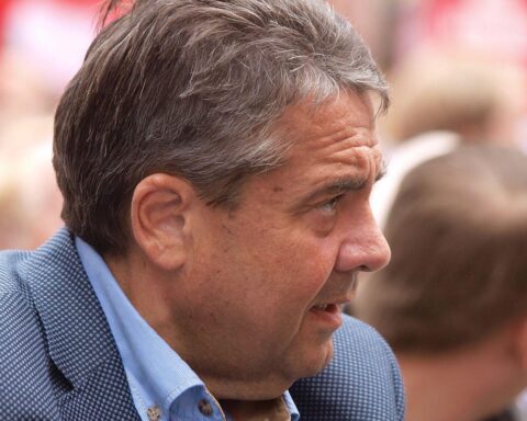 Sigmar Gabriel fordert Rückkehr zur Wehrpflicht als Stärke gegen Russland und für gesellschaftliches Bewusstsein.