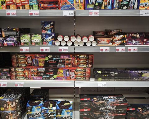 Gewerkschaftschef fordert Böllerverbot: Überfüllte Silvesternacht stresset Polizei und sorgt für Unsicherheit.