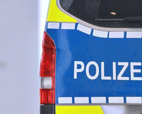 Lastwagenunfall mit Propangas, Feuerwehr im Einsatz, Bundesstraße 214 gesperrt, Unfallstelle.