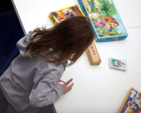 Spielendes Kind im Moosmutzelhaus: Symbol für Förderstopp und Sorgen um Kinderbetreuung in Dresden.