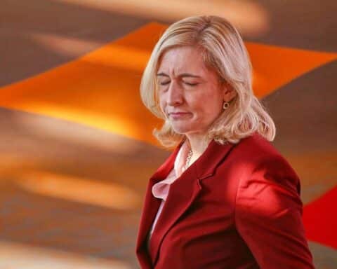 Nina Warken im Fokus: Bundesgesundheitsministerin, die einen Wechsel auf Landesebene ausschließt.